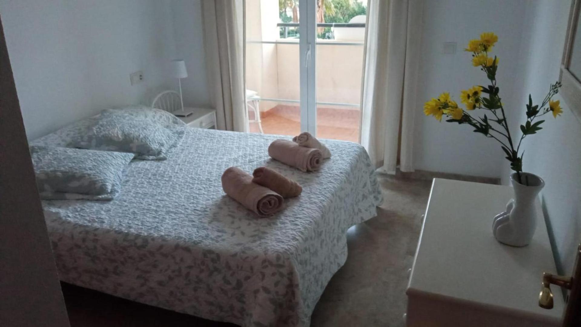 Central 2-Bed Apartment In Estepona Port Exterior foto